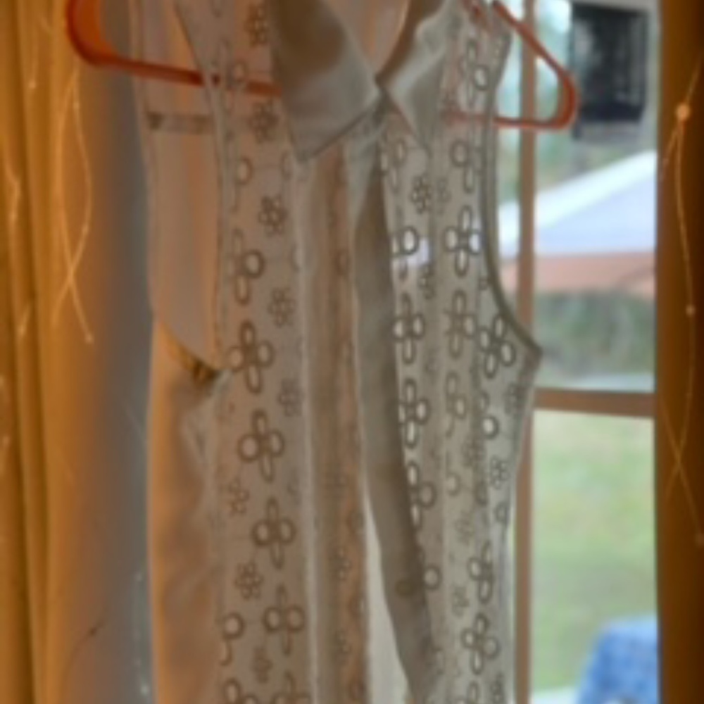 Sleeveless light shirt